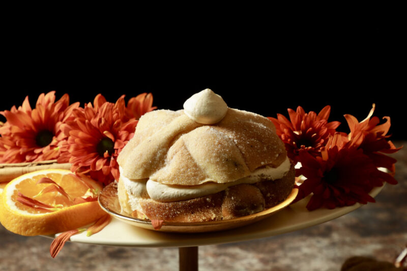 Pan de muerto con crema Lotus