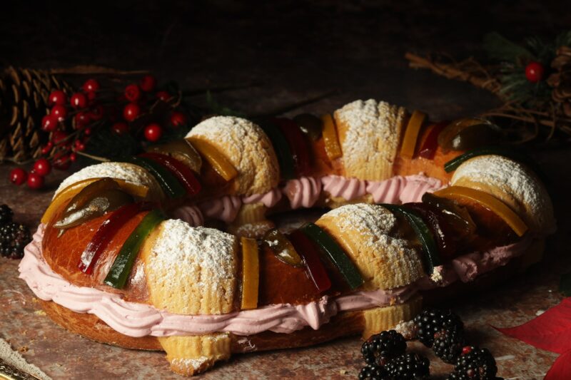 Rosca de Reyes rellena de zarzamora y queso Philadelphia