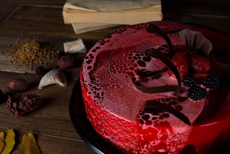 Pastel bermejo rojo con glaseado y ganache lecaroz