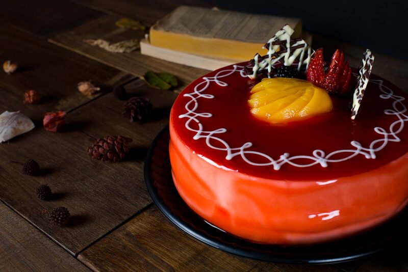 Pastel rojo con glaseado y durazno lecaroz