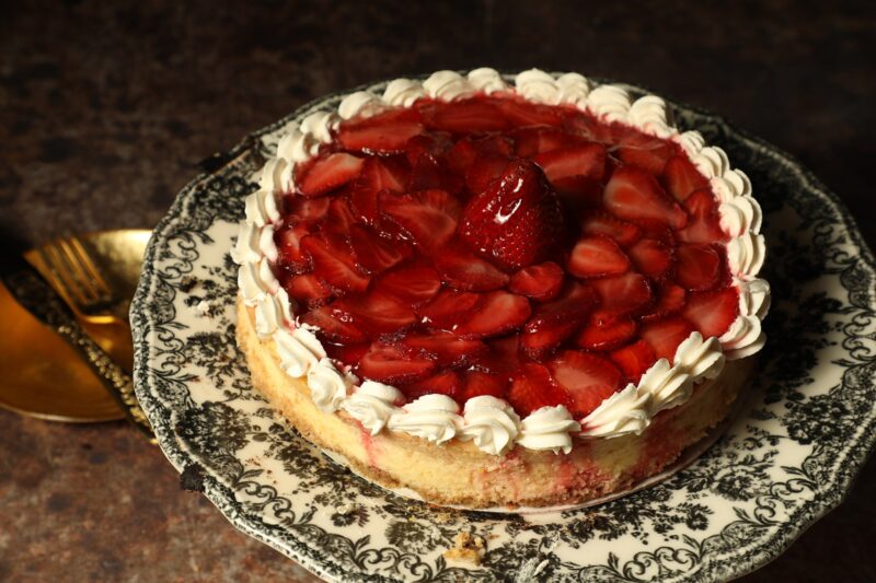 Cheesecake de fresa de Lecaroz, cubierta de crema blanca, mermelada de fresa