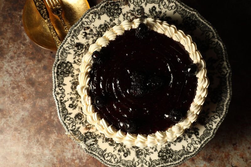 Cheesecake de zarzamora de Lecaroz, cubierta de crema blanca, mermelada de zarzamora