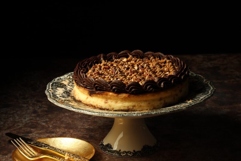 Cheesecake tortuga de Lecaroz, decorado con nuez picada y cajeta