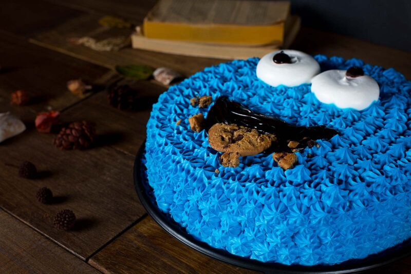 Pastel come galletas de Lecaroz, decorado con crema color azul cielo, galleta de chispas de chocolate y ganache oscuro
