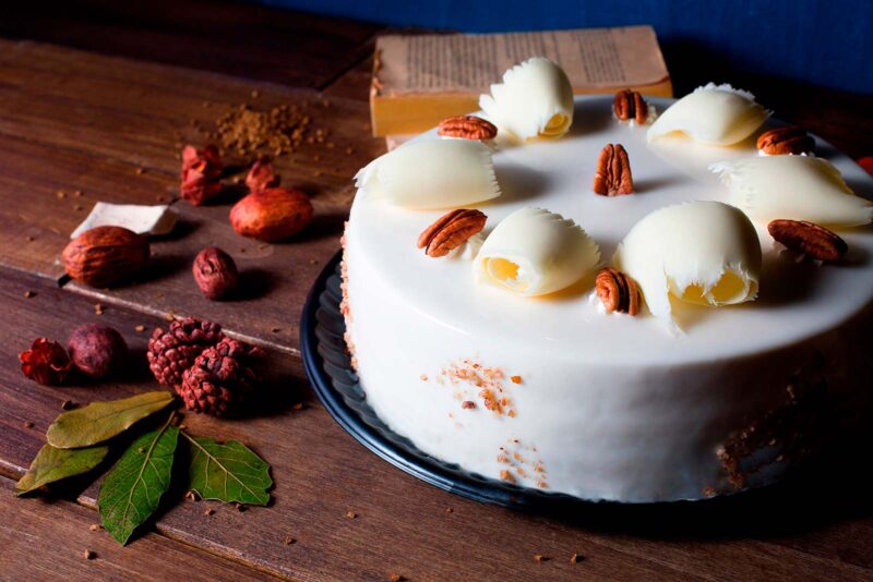 Pastel delicia de nuez de Lecaroz, decorado con ganache blanco, nuez y huevos de chocolate blanco