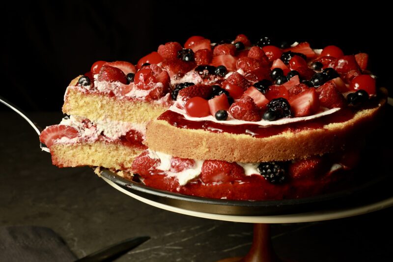 Pastel de frutos rojos de Lecaroz, decorado con fresa, zarzamora, mora azul y frambuesa en trozos
