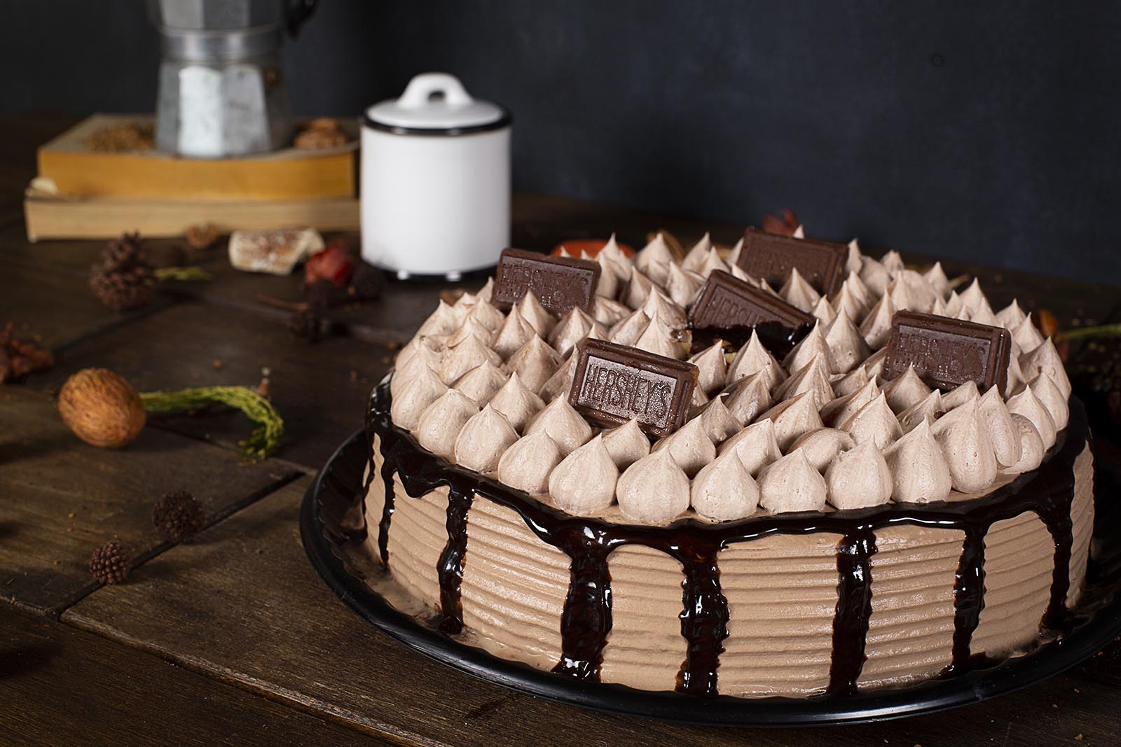Pastel Hershey's Almond de Lecaroz, decorado con crema de chocolate, bombones marmoleados con ganache de chocolate y tabletillas de chocolate Hershey’s almendra