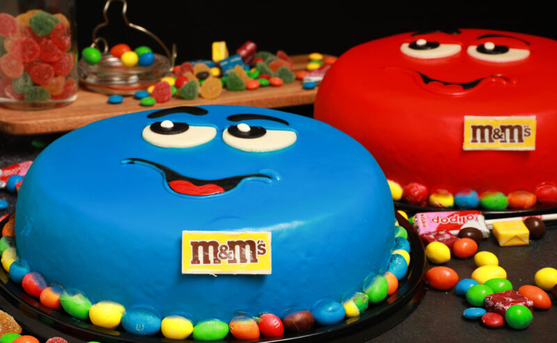 Pastel de M&Ms de Lecaroz, decorado con crema montada, ganache de chocolate de colores y M&M’s de colores