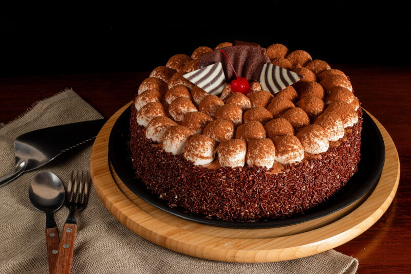 Pastel Malteada de Chocolate de Lecaroz, decorado con crema montada, triángulo de chocolate y ganache oscuro