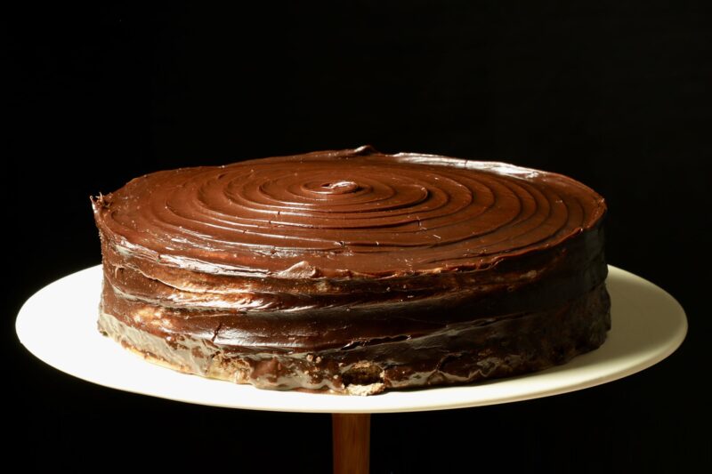 Pastel Matilda de Lecaroz, decorado con crema de chocolate