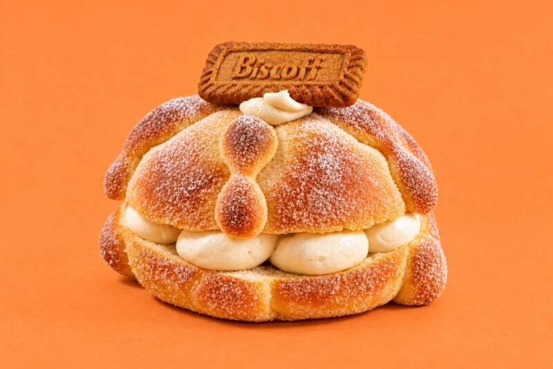 Pan de muerto con crema Lotus
