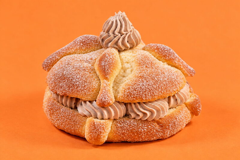 Pan de Muerto relleno de Philadelphia con Zarzamora