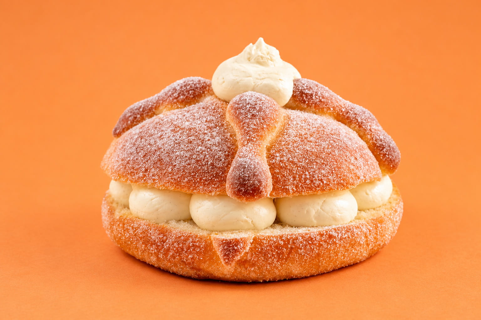 Pan de muerto relleno de nata
