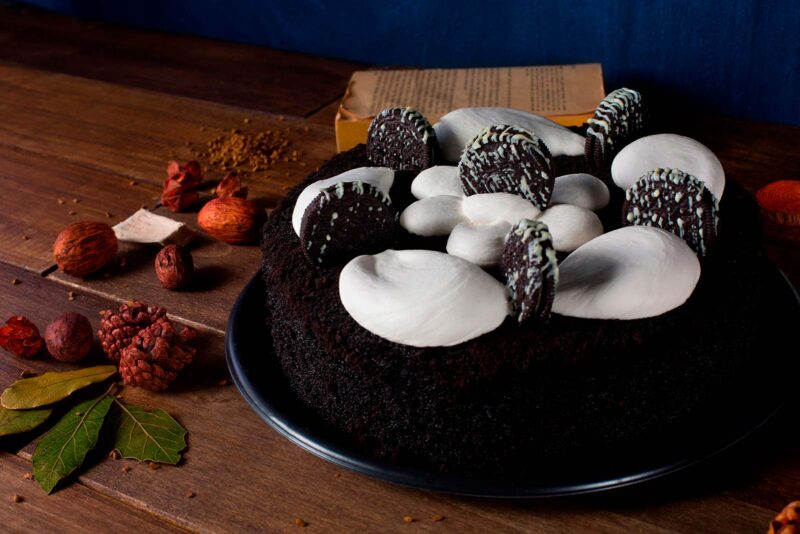 Pastel de Óreo de Lecaroz, decorado con ganache de chocolate, ganache blanco, rosetas de crema y galletas oreo.